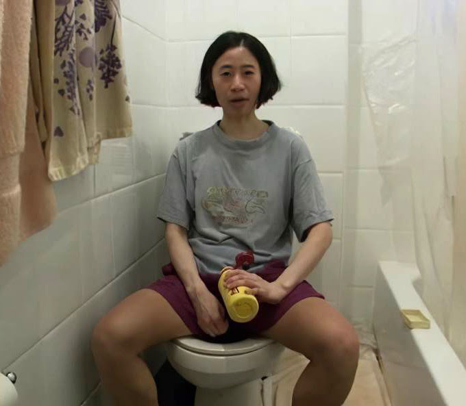 Приняв удобную позу студентка писает в туалете
