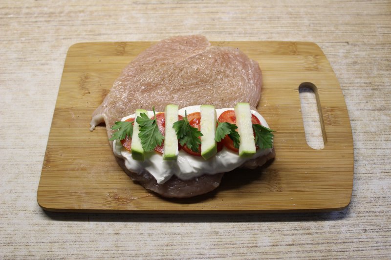 Фаршированная куриная грудка, запеченная с овощами в духовке: пошаговый фото рецепт