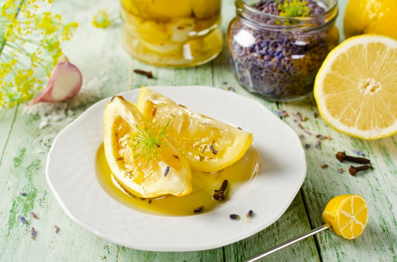 Маринованные лимоны с лавандой