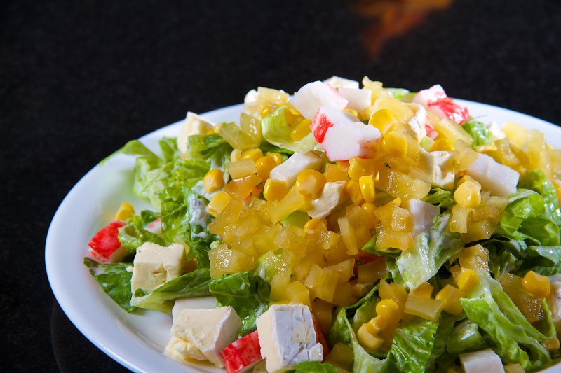 Ананасовый салат с крабовыми палочками и сыром фета