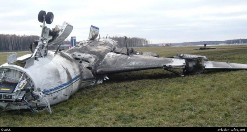 В Шереметьево самолет paздaвил пассажира. Как это случилось?