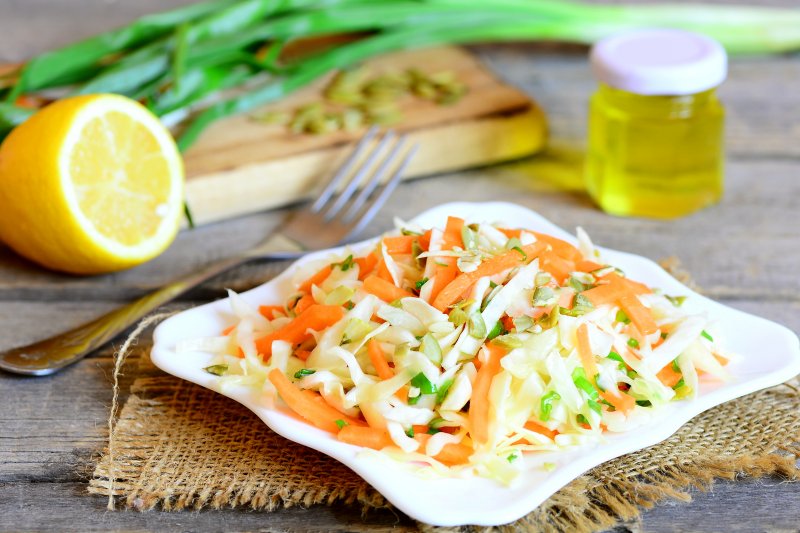 Салат из капусты и моркови с тыквенными семечками