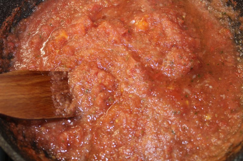 Насыщенный домашний томатный соус для пиццы, макарон и мяса (бонус – рецепт моментального теста на кефире для пиццы): пошаговые фото
