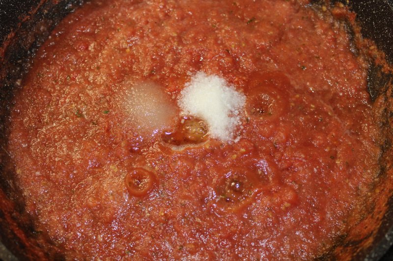 Насыщенный домашний томатный соус для пиццы, макарон и мяса (бонус – рецепт моментального теста на кефире для пиццы): пошаговые фото