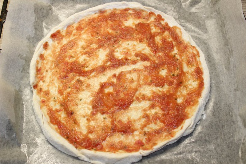Моментальное тесто для пиццы на кефире: пошаговые фото (бонус - рецепт самого вкусного домашнего томатного соуса)