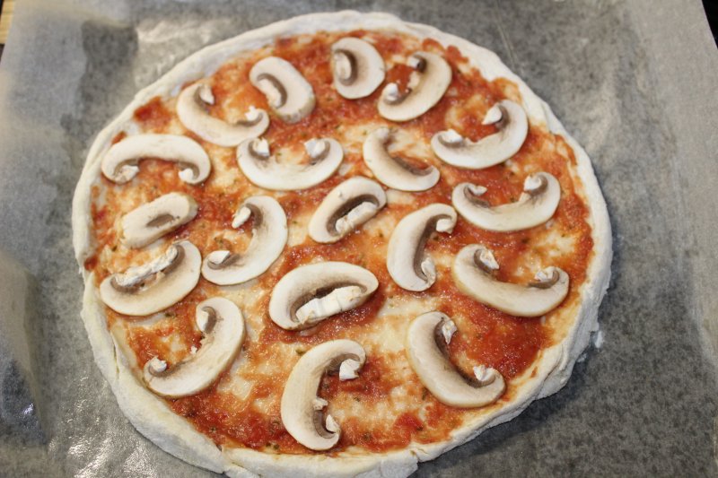 Моментальное тесто для пиццы на кефире: пошаговые фото (бонус - рецепт самого вкусного домашнего томатного соуса)