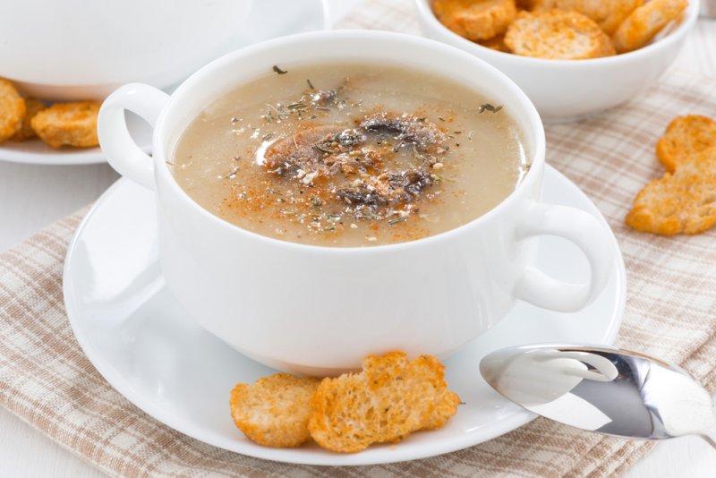Постный картофельный суп-пюре с грибами и гренками