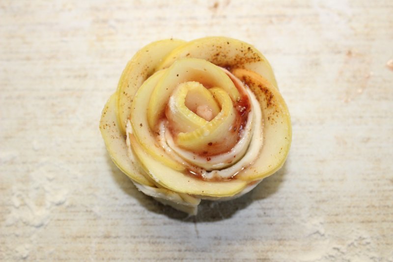 Яблочные розы из слоеного теста: пошаговый фото рецепт