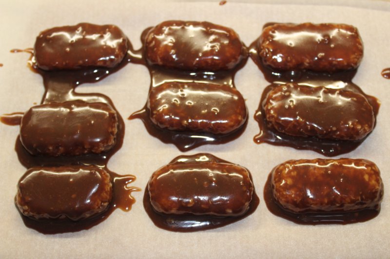 Кокосовые батончики "Баунти" в горьком шоколаде: пошаговый фото рецепт