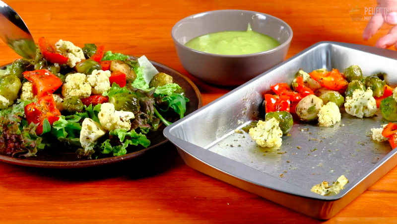 Теплый салат с запеченными овощами и соусом из авокадо: видео рецепт