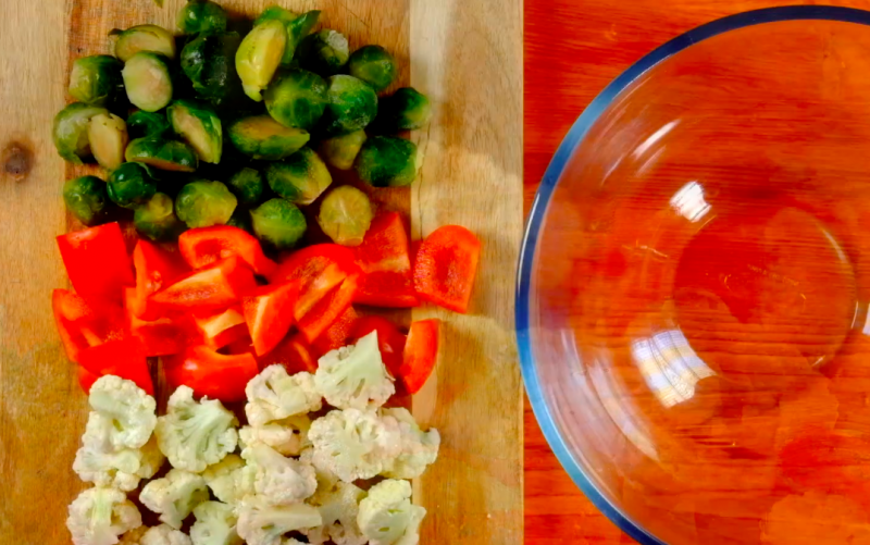 Теплый салат с запеченными овощами и соусом из авокадо: видео рецепт