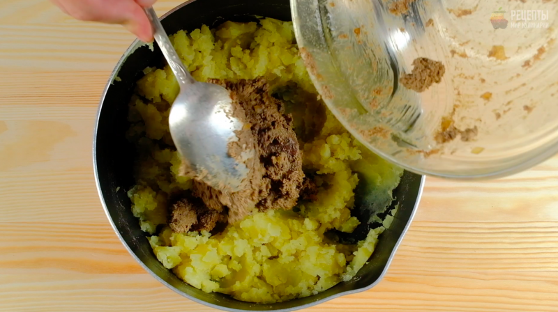 Вареники с картофелем, печенью и грибами: видео рецепт