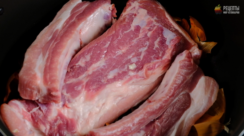 Свиная грудинка в луковой шелухе: видео рецепт