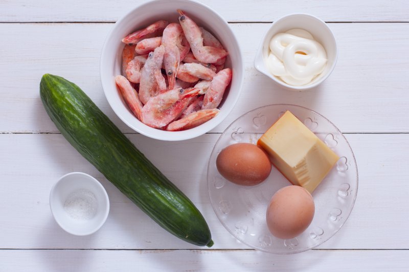 Салат с креветками, сыром и свежим огурцом: пошаговые фото