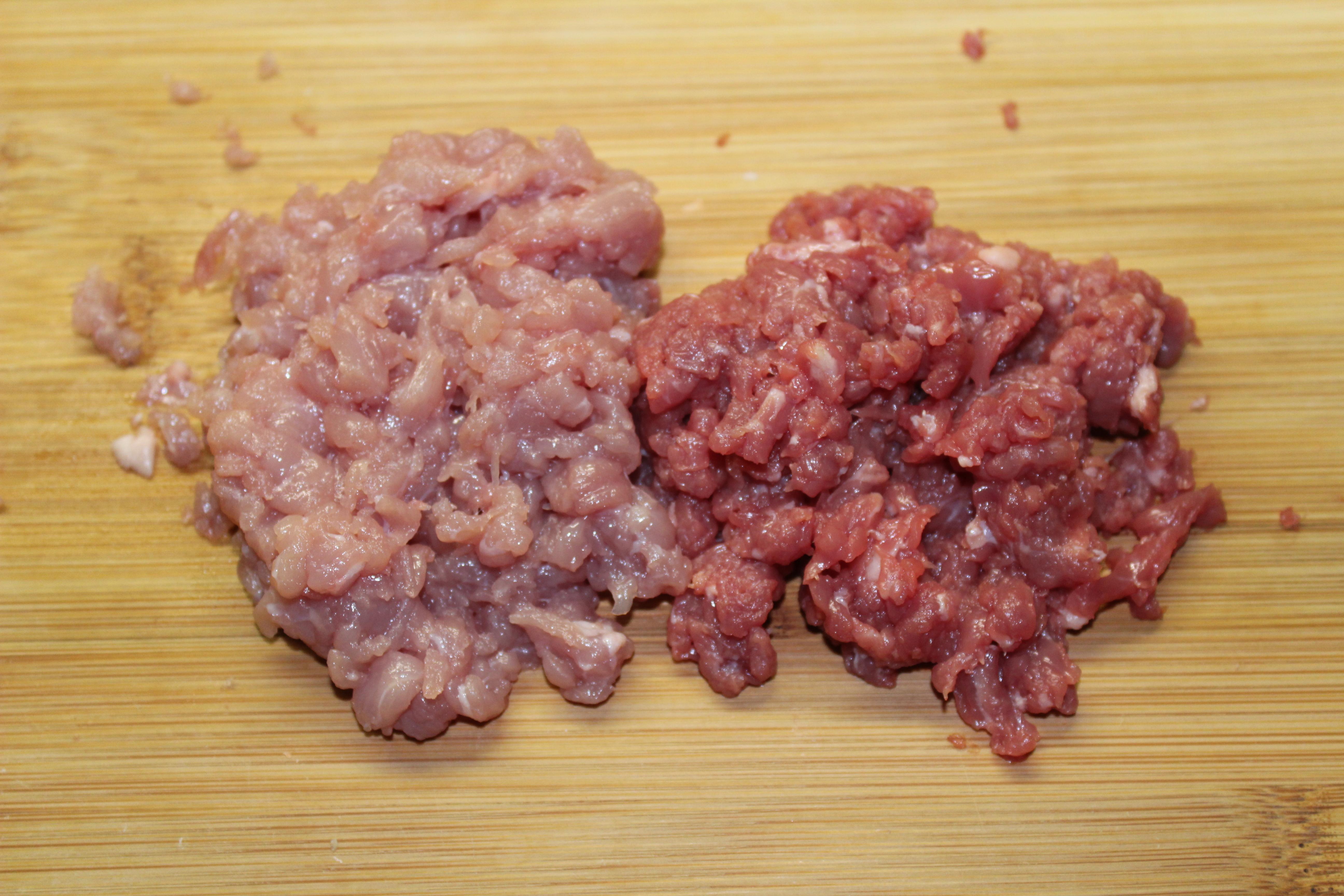 Рубленное мясо свинины. Манты с рубленным мясом. Манты из рубленного мяса говядины.