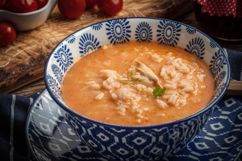Пикантный томатный суп с рисом и курицей