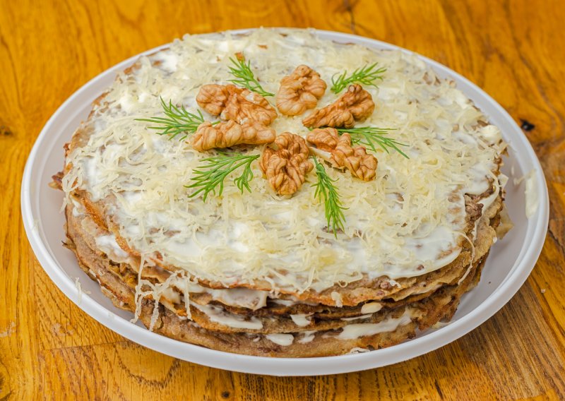 Печёночный торт с грецкими орехами