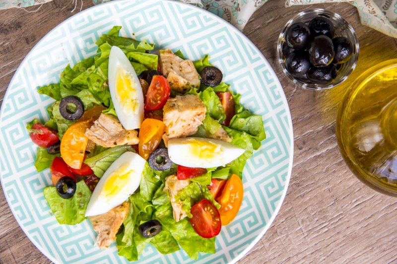 Салат с курицей, маслинами и овощами