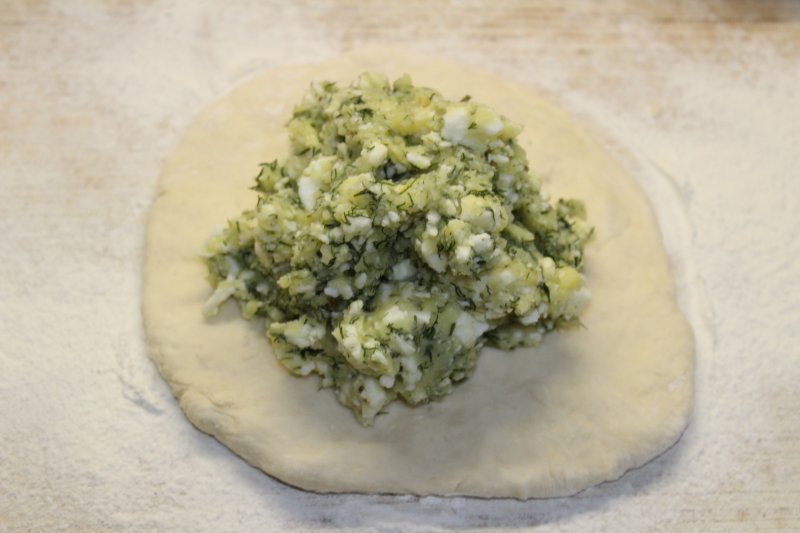 Пушистый пирог с начинкой из картофеля и сыра: пошаговый фото рецепт.