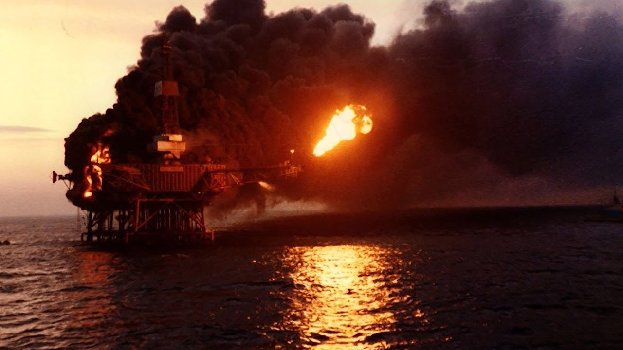 Взрыв буровых. Пожар на нефтяной платформе Piper Alpha. Нефтяная платформа Piper Alpha 1988. Взрыв на платформе «Пайпер Альфа». Пожар на платформе Пайпер Альфа.