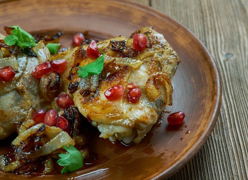 Курица с луком и гранатом "Хохоп" - рецепт армянской кухни