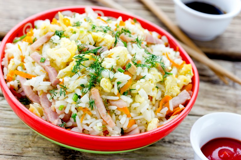 Жареный рис по-тайски с яйцами и ветчиной