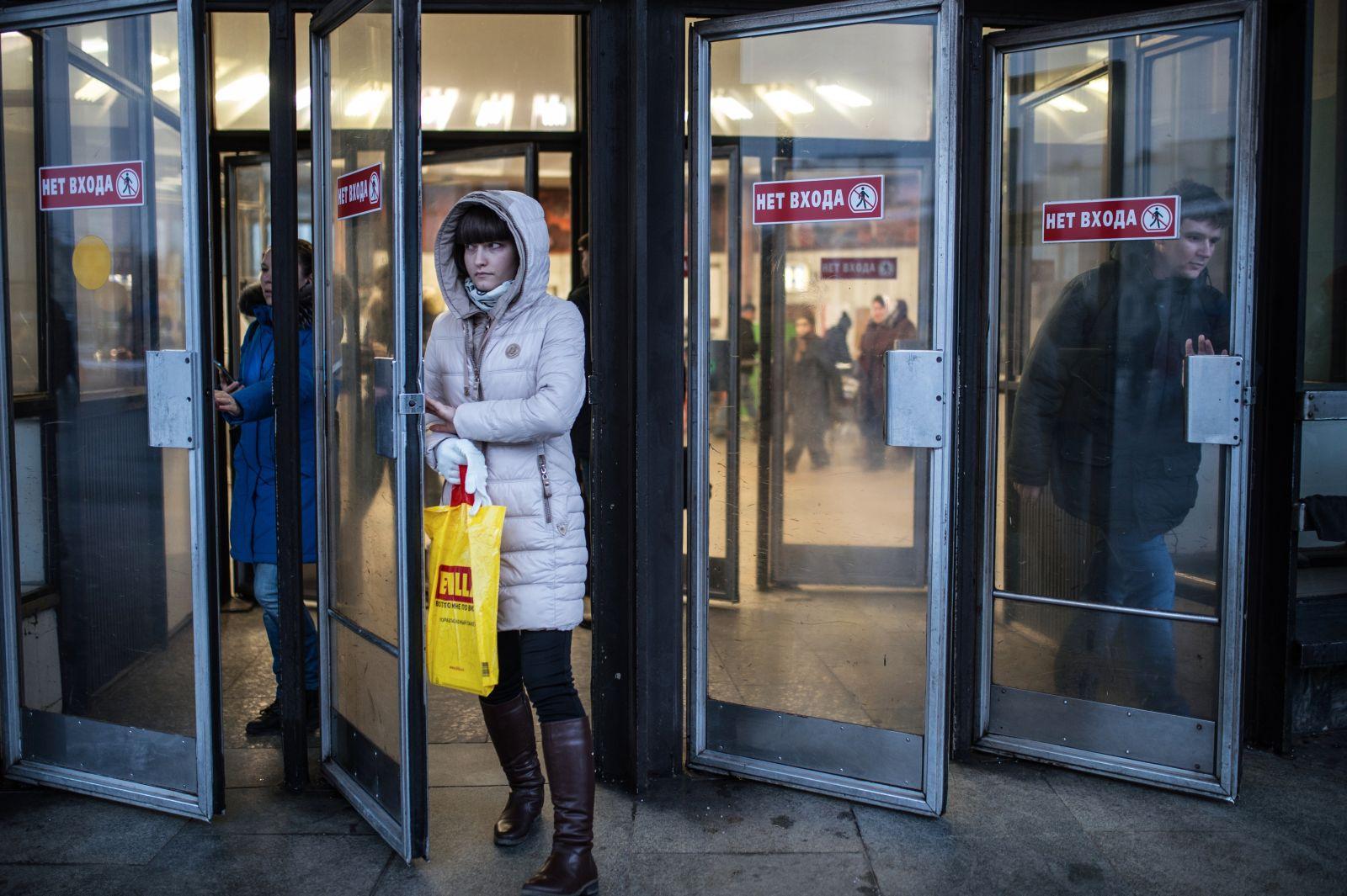 Вышли из метро. Тяжелые двери в метро. Двери выхода из метро. Табличка вход в метро. Надпись вход в метро.