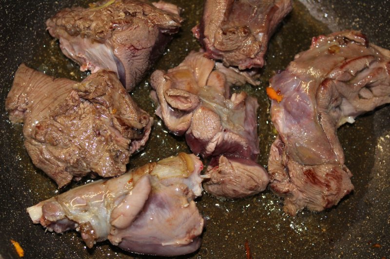 Заяц, тушеный в сметане с овощами: пошаговый фото рецепт