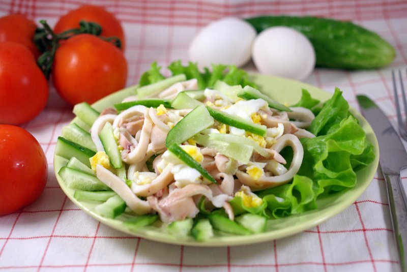 Простой и вкусный салат из кальмаров и яиц