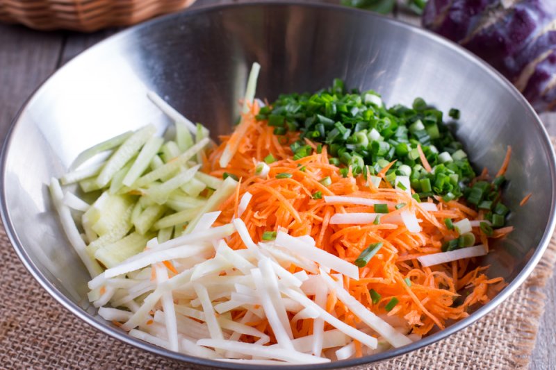 Салат из кольраби с морковью и огурцом: пошаговый фото рецепт