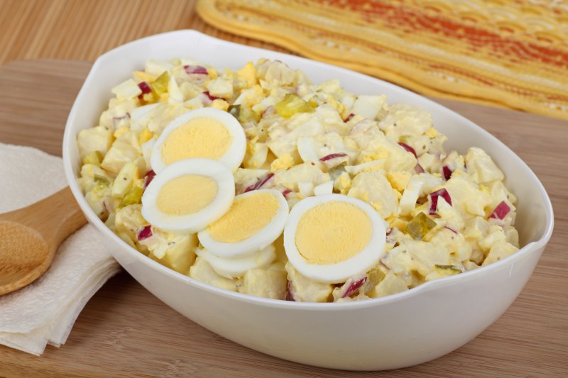 Аппетитный салат с картофелем и яйцом