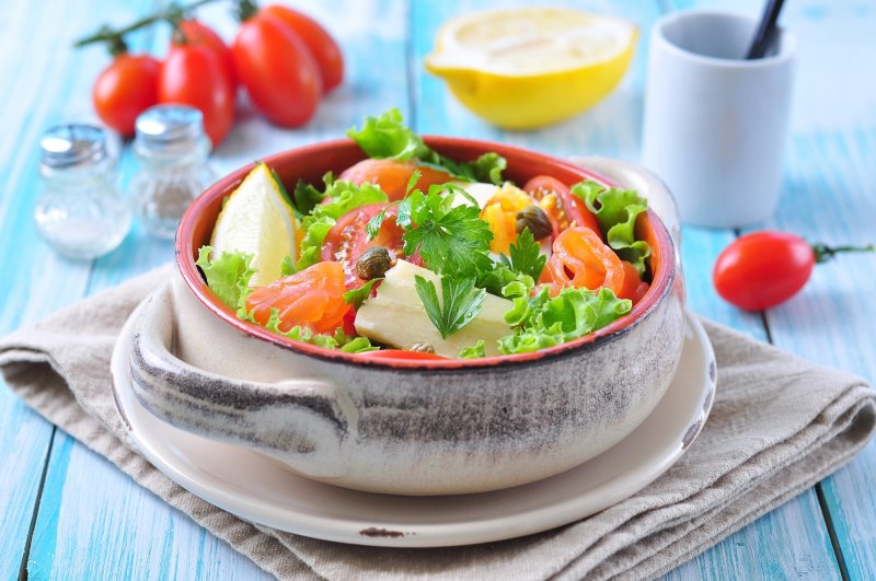 Весенний салат с лососем и помидорами черри