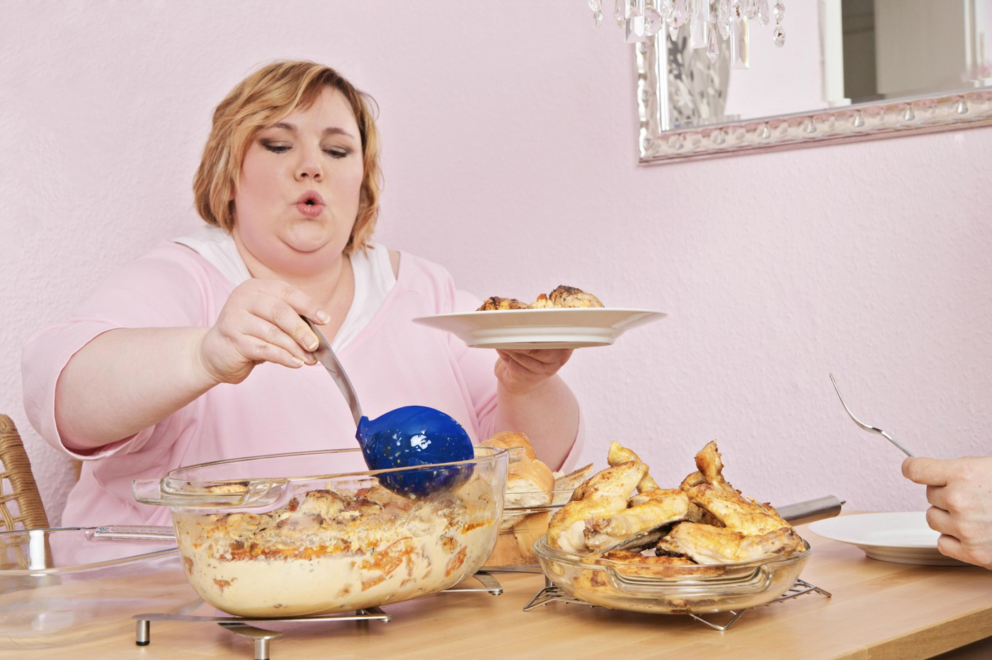 Ожирение переедание. Толстушка с едой. Жирные девушки с едой. Женщина переела.