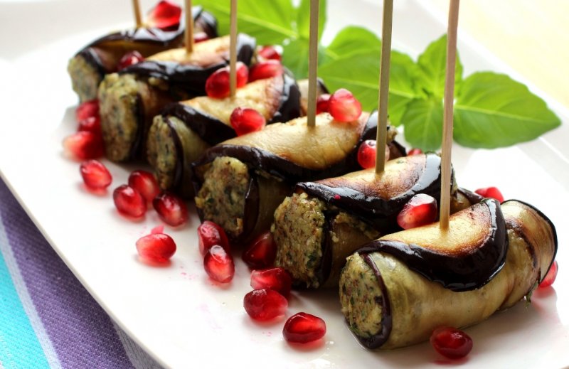 Аппетитные рулетики из баклажанов с ореховой пастой