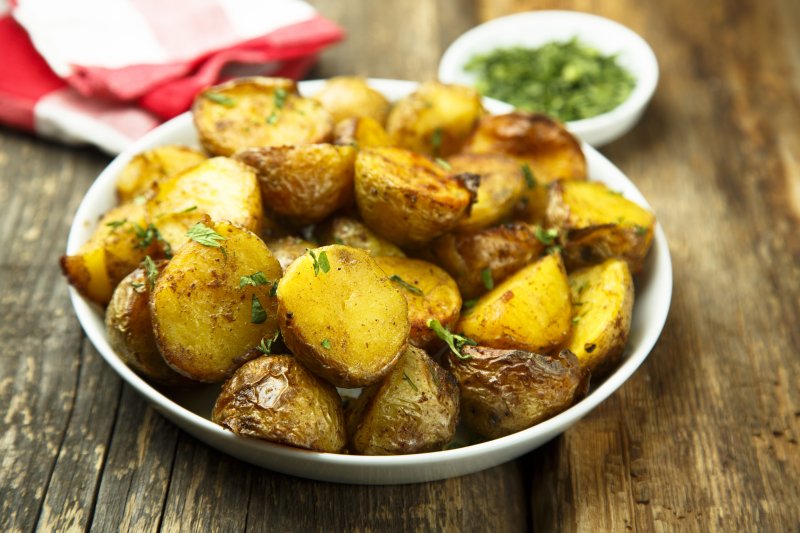 Картофель с чесноком и итальянскими травами в духовке