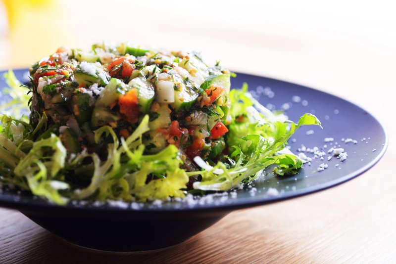 Салат с фасолью и овощами