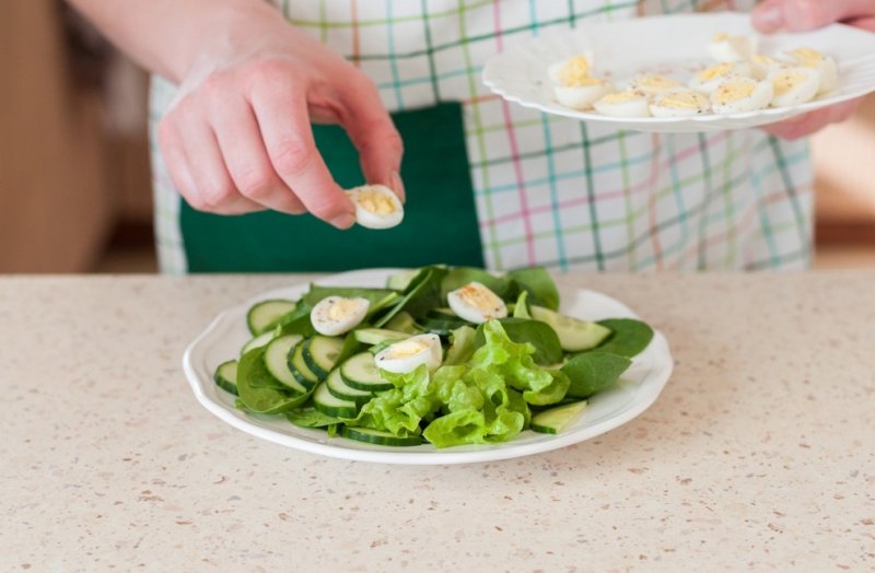 Салат с перепелиными яйцами и пикантной заправкой: пошаговый фото рецепт