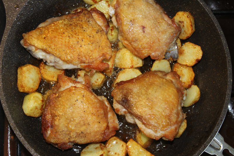 Куриные бедра с молодым картофелем, горошком и стручковой фасолью: пошаговый фото рецепт