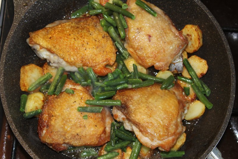 Куриные бедра с молодым картофелем, горошком и стручковой фасолью: пошаговый фото рецепт