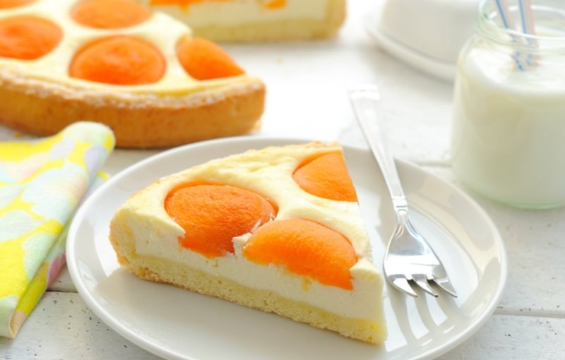 Летний пирог с творогом и абрикосами