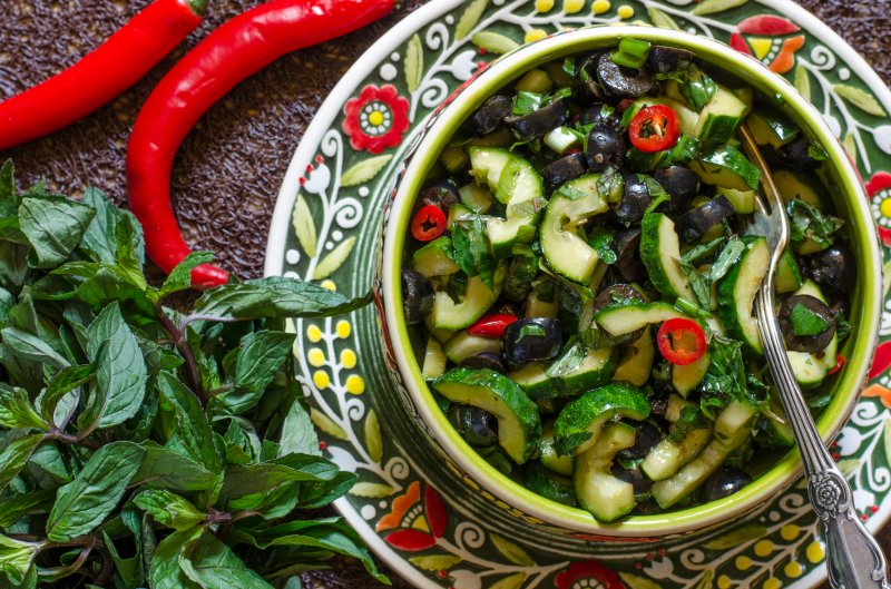 Салат из огурцов с маслинами по рецепту Джейми Оливера