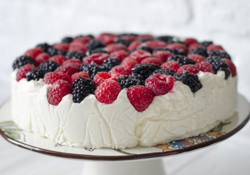 Творожный торт с ягодами без выпечки