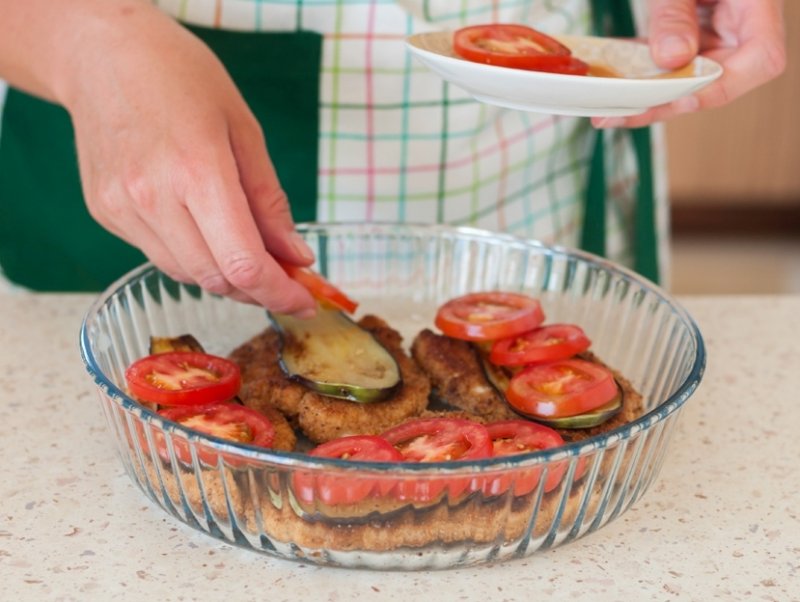 Куриные отбивные с баклажанами, помидорами и сыром в духовке: пошаговый фото рецепт