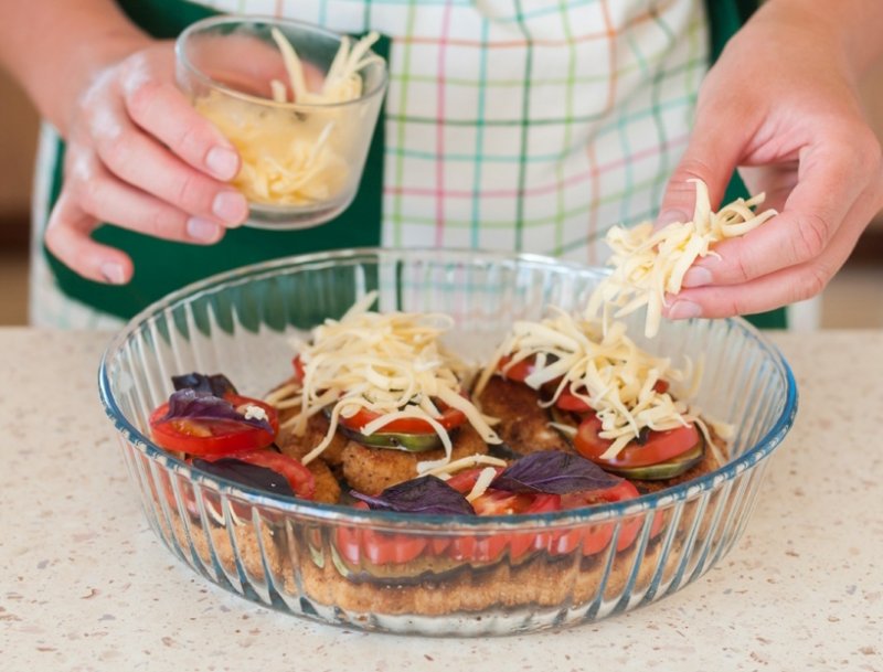 Куриные отбивные с баклажанами, помидорами и сыром в духовке: пошаговый фото рецепт