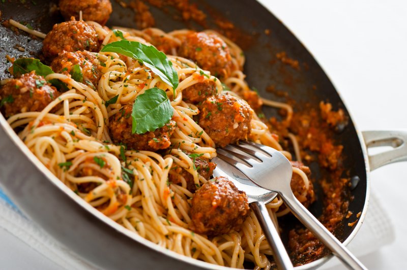 Спагетти с куриными фрикадельками в томатном соусе