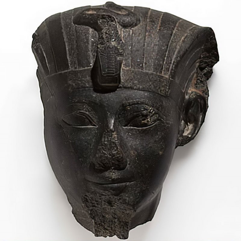 Нос в древности. Маска Хатшепсут. Сьаьуя Египта без носа. Древние статуи с отбитыми носами. Фараон нос.