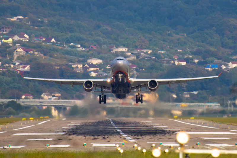 Зачем самолеты сбрасывают топливо в полете? Достигает ли керосин земли?