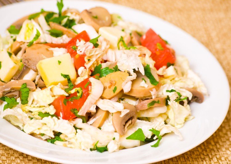 Готовимся к праздникам: ТОП-7 рецептов разнообразных салатов