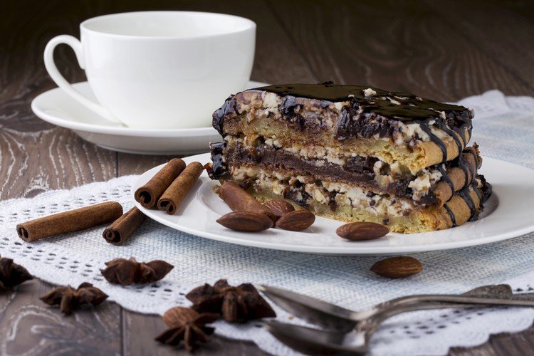 Шоколадно сметанный торт без выпечки с черносливом, курагой и орехами