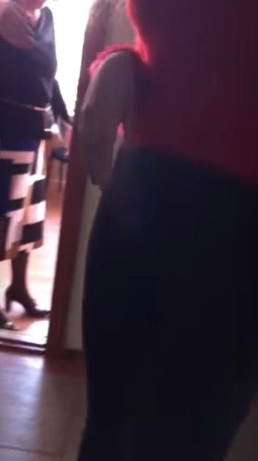 Директор, задиравшая юбку в танце, отчитала ученицу за «толстоватые ноги»